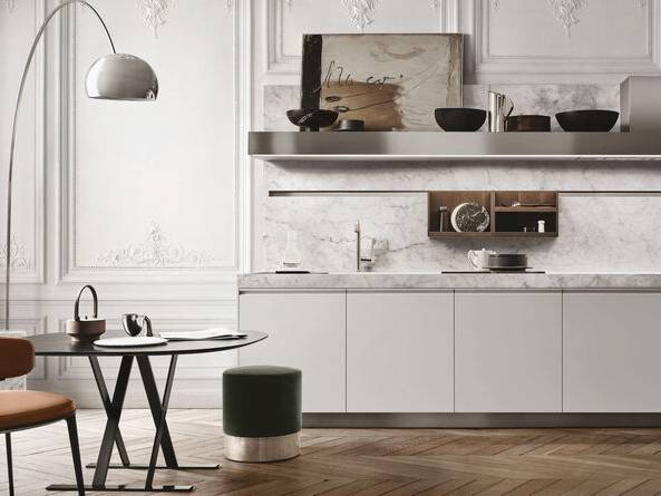 Arclinea K&uuml;che in hellem Altbau mit Marmorarbeitsplatte und Bogenleuchte