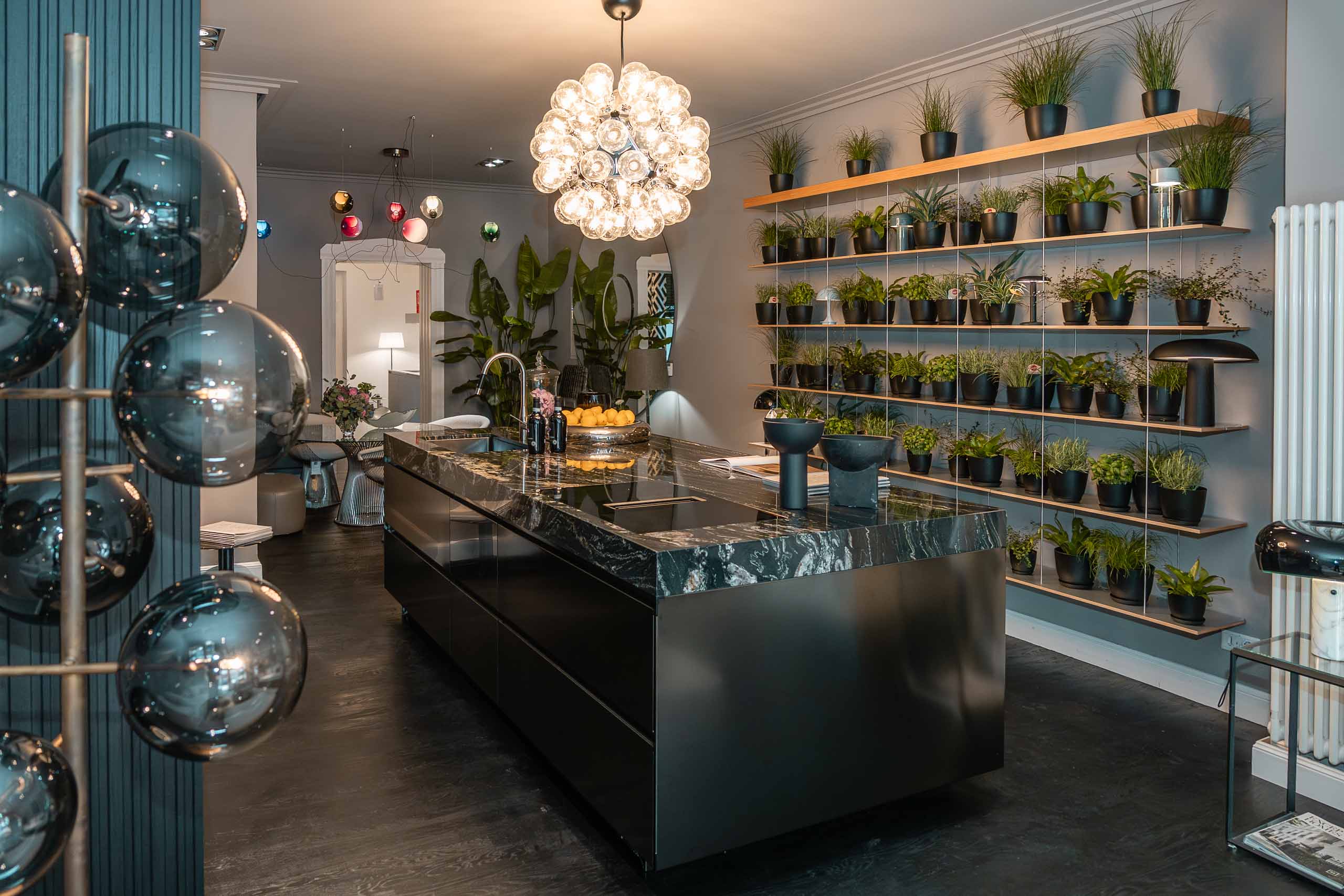 Showroom Oberkassel mit dekorativen Glaskugeln und Verkaufstheke