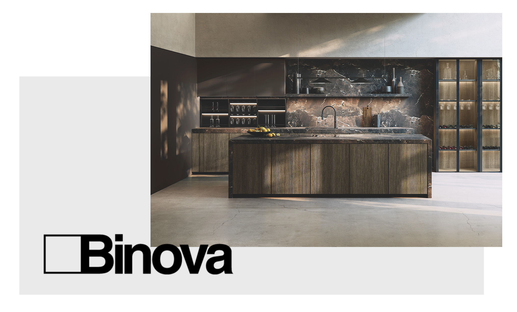 Binova Küche mit dunklen Fronten, Kochinsel und Vitrinenschränken
