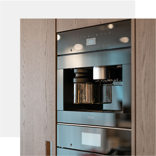 Einbau-Kaffeemaschine in einer Küchenzeile aus Holz