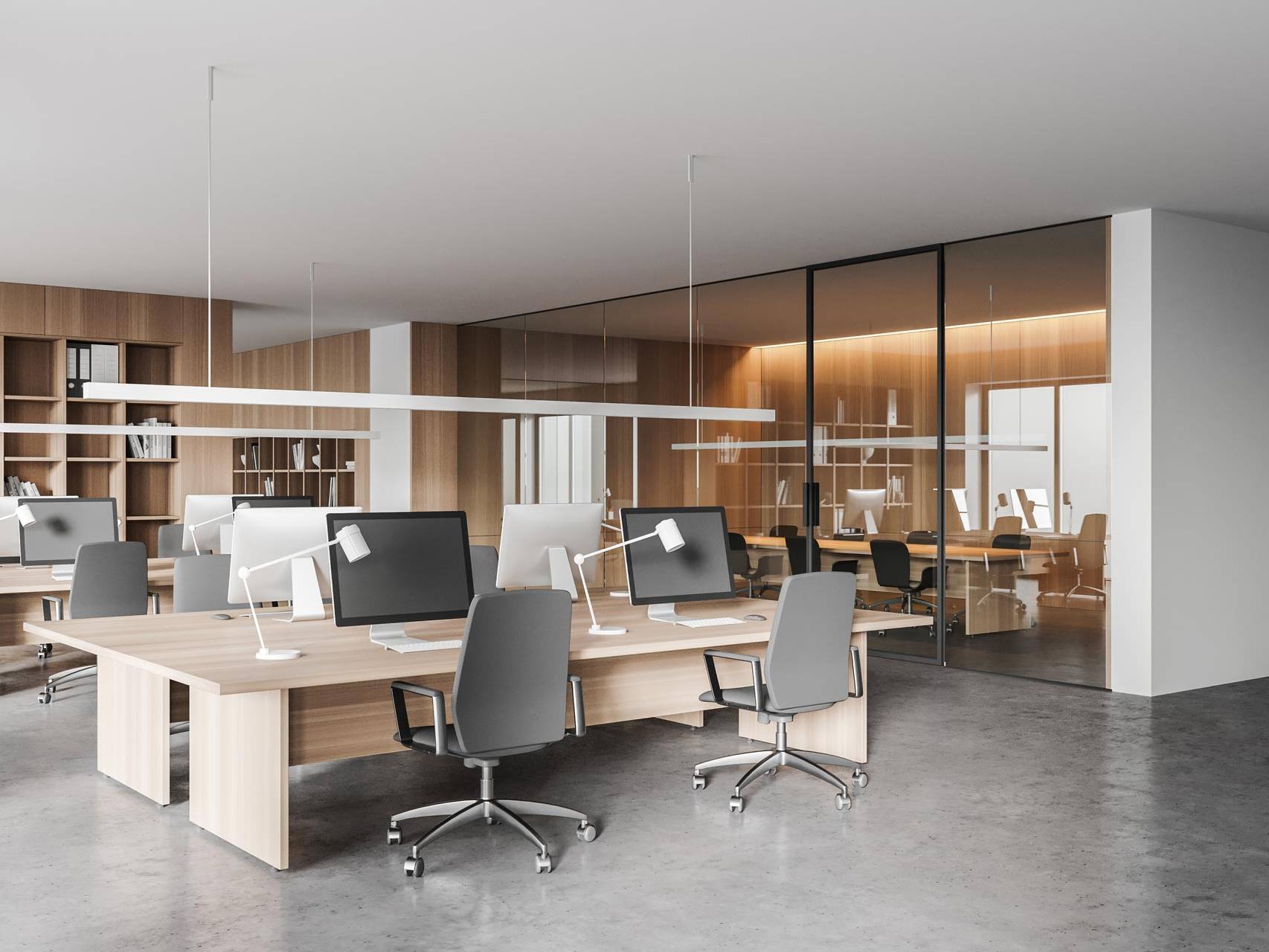 Büro mit Arbeitsplätzen hinter Glastrennwand