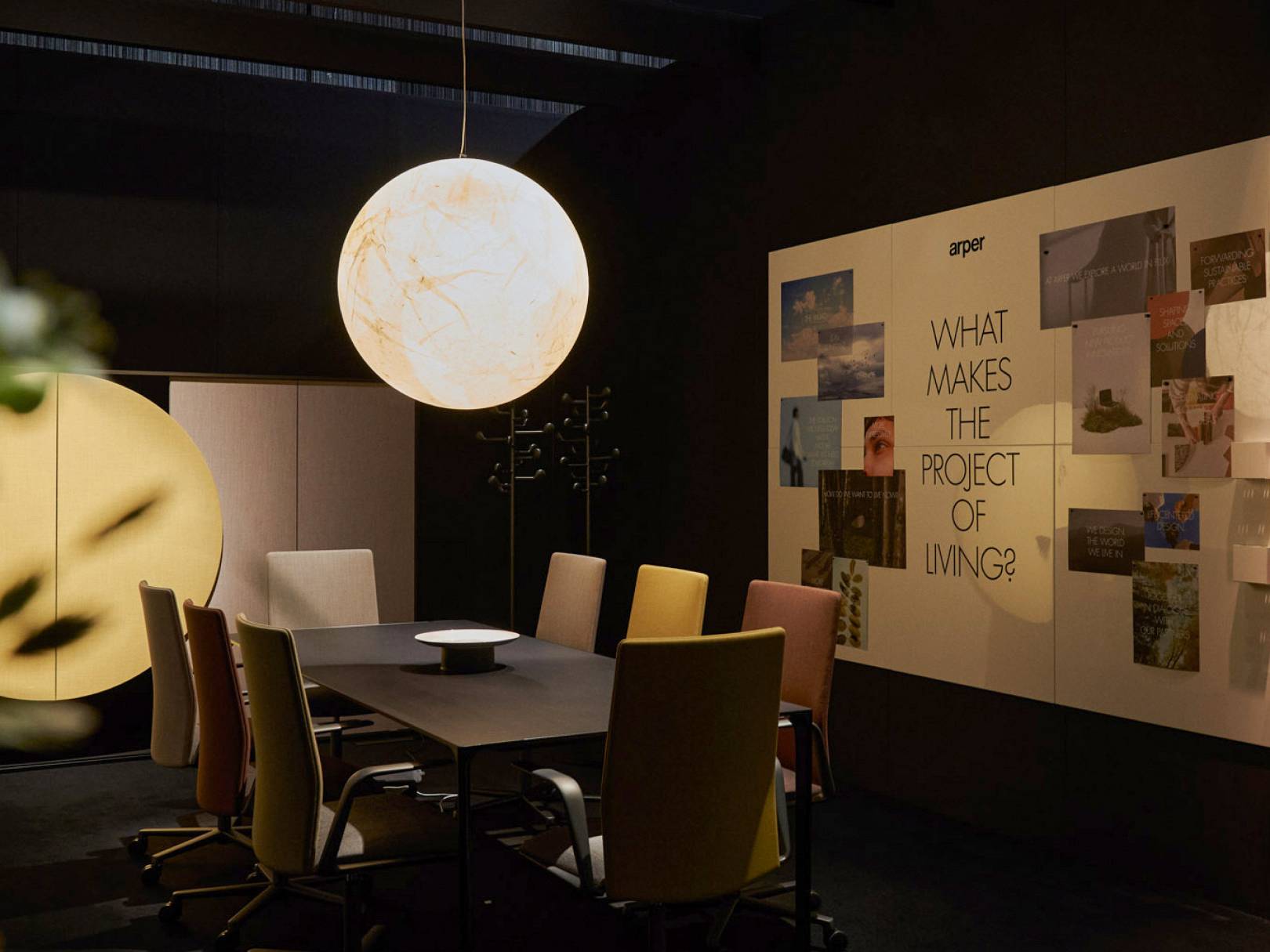Kreativraum mit Besprechungstisch, Moodboard und Kugelleuchte