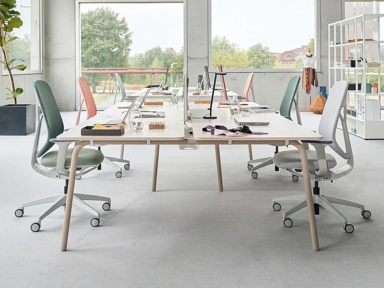 Offener Bürobereich mit Bench-Arbeitsplätzen und Drehstühlen