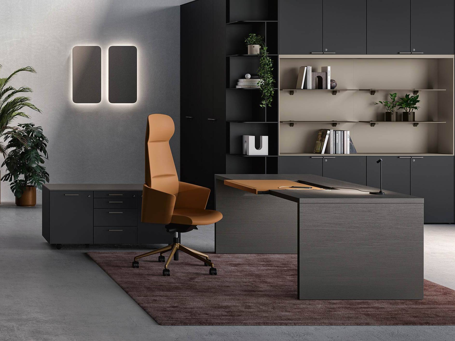 Home-Office mit Schreibtisch, Sideboard und Pendelleuchte vor blauer Wand