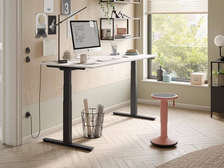 Home-Office mit Schreibtisch, Sideboard und Pendelleuchte vor blauer Wand