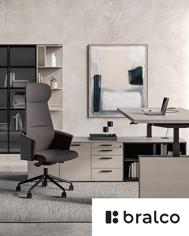 Bralco Arbeitsplatz mit Bürodrehstuhl, Sideboard und Regal