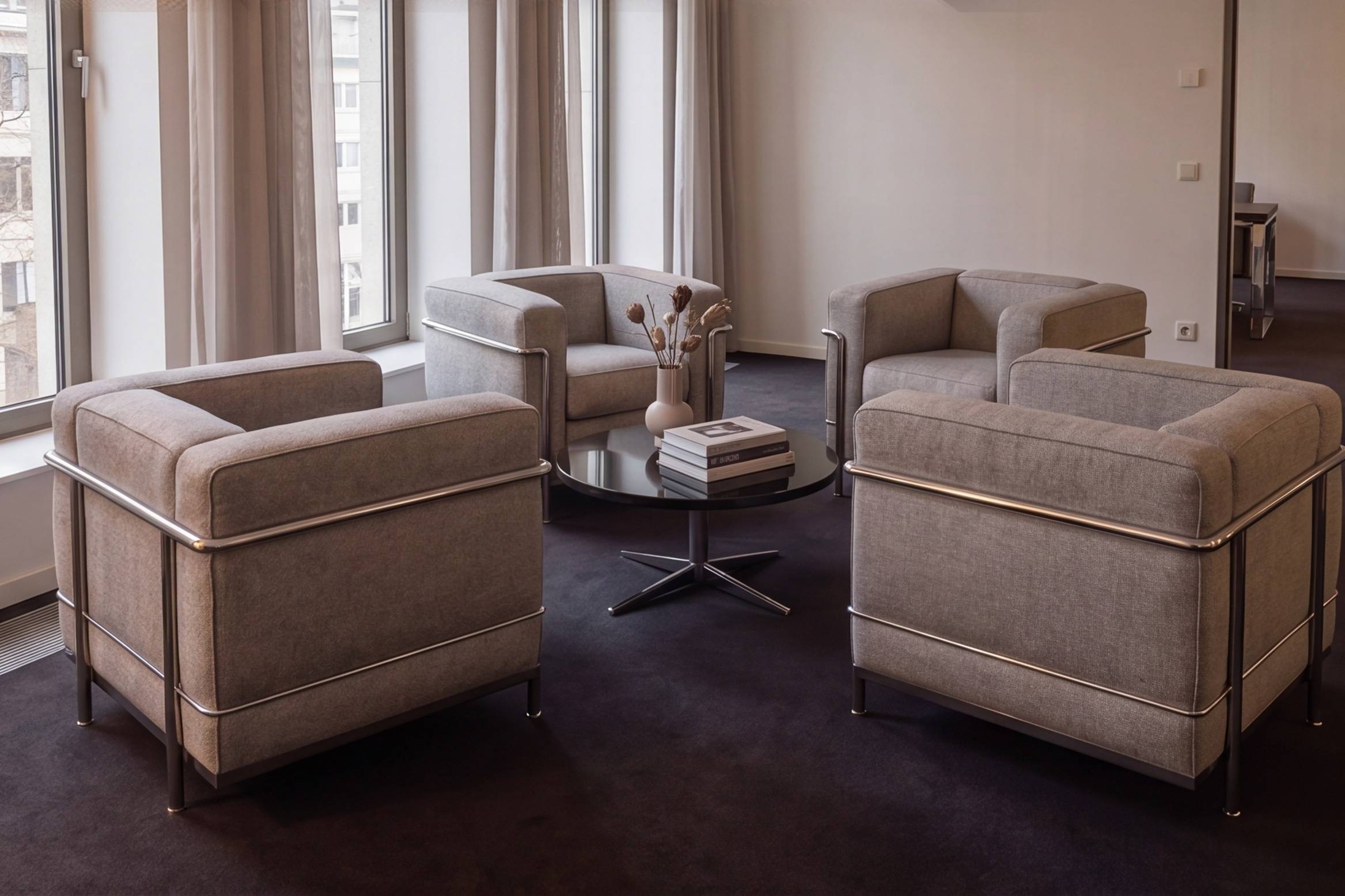 Zwei Ledersessel im Bauhausstil mit rundem Beistelltisch