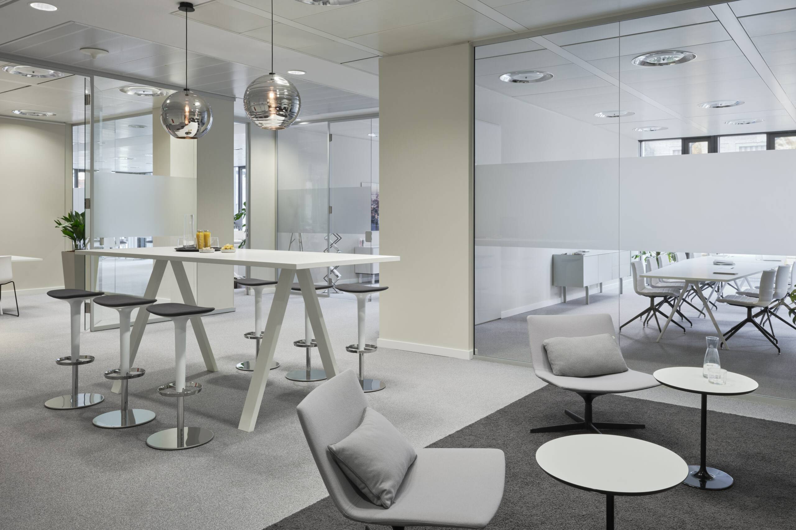 Bürolounge mit Stehtischen, Hockern und Loungesesseln