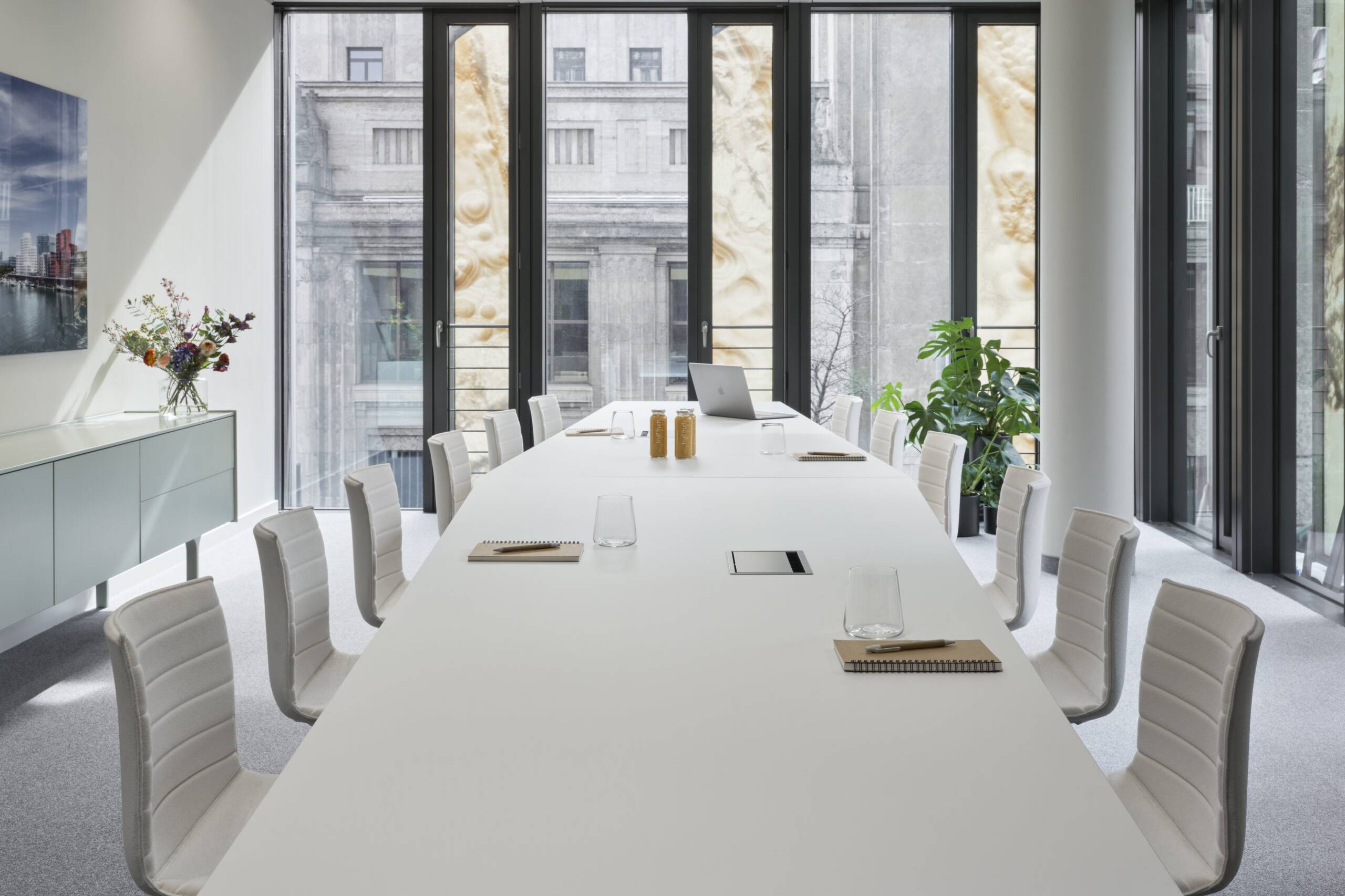 Langer Konferenztisch mit Blick auf die gegenüberliegende Fassade
