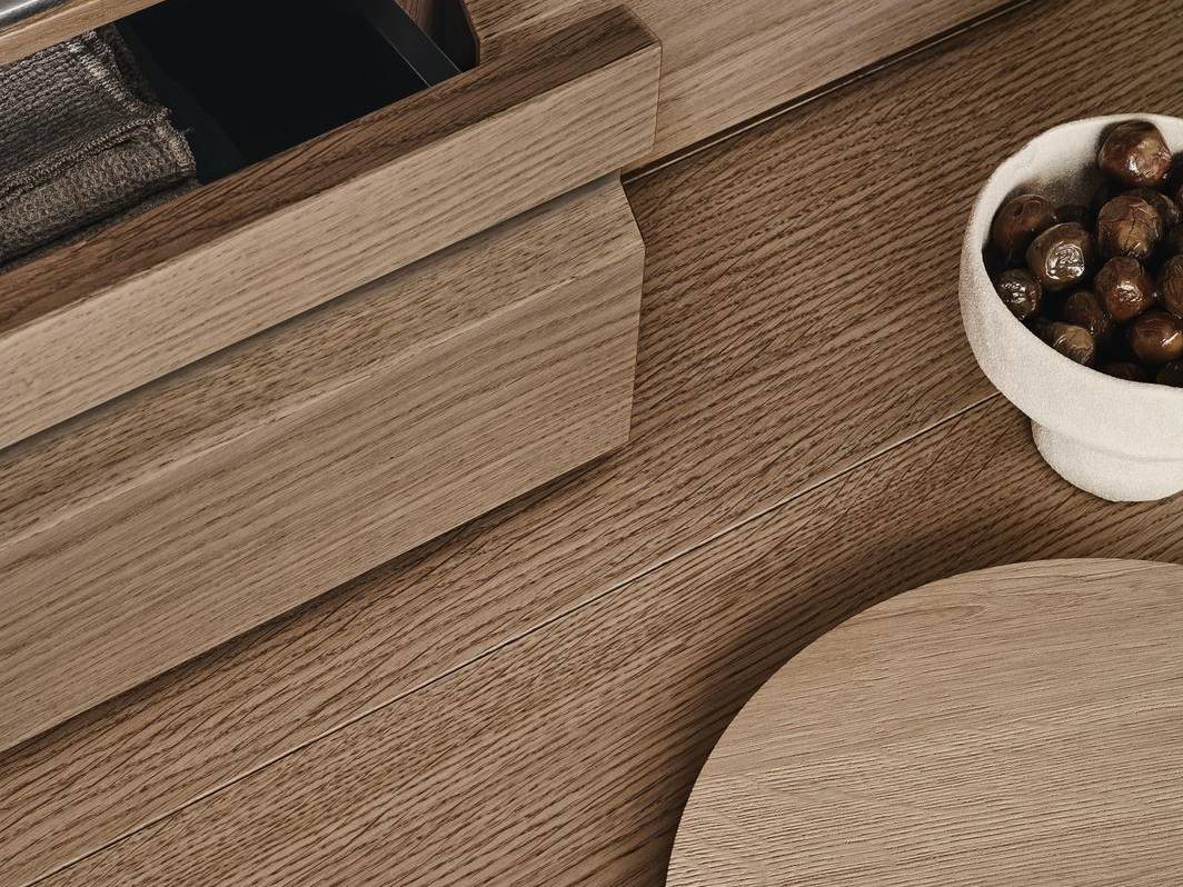 Detailaufnahme einer Holzküchenfront mit Griffleiste
